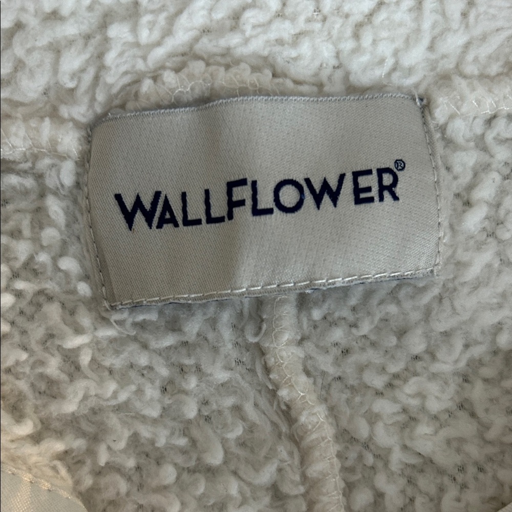 Lightweight white Snap collar Sherpa pullover - Picture 3 of 5